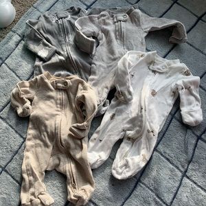 🍒🍒 Set of 4 infant zip-up pajamas / sleep and plays, gender neutral